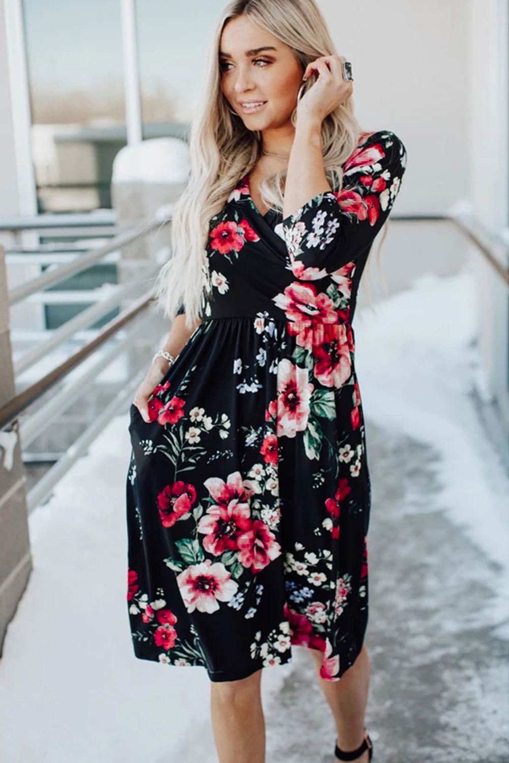 Платье черное с цветочным принтом
