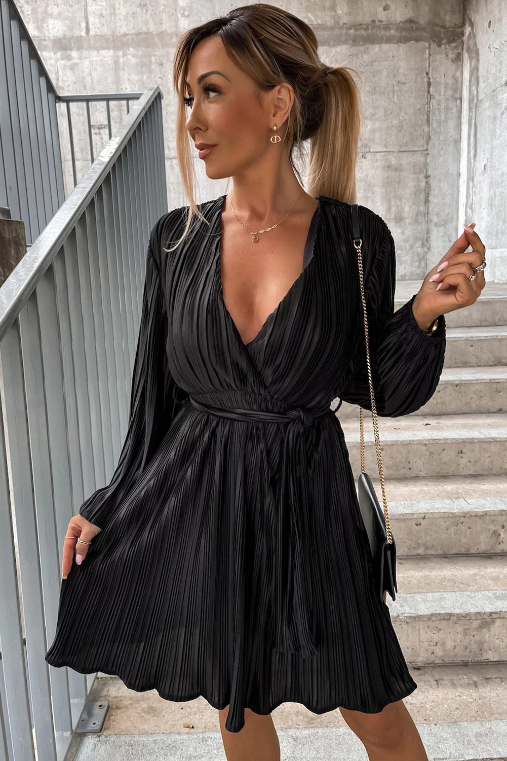 Черное плиссированное платье